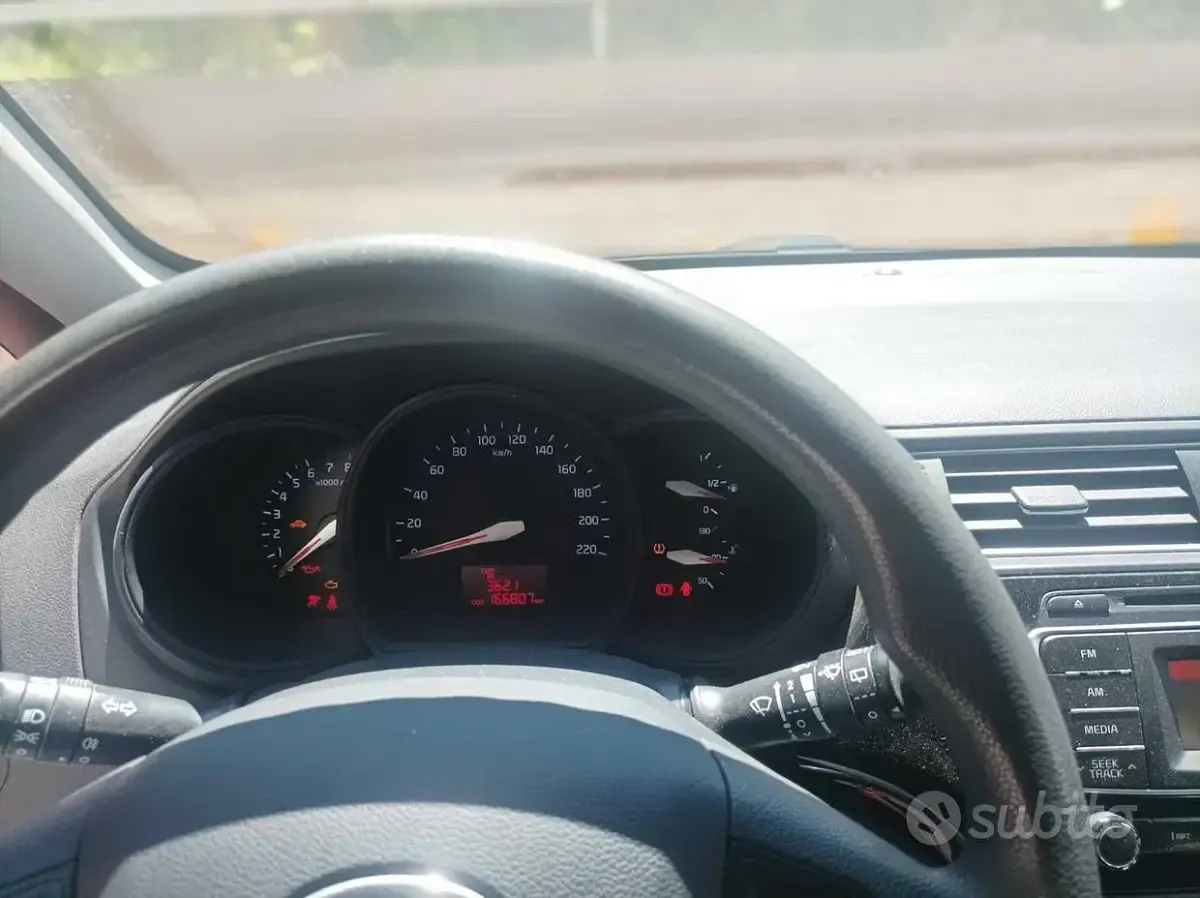 Usata Kia Rio 85 CV (62 kW) 2016 Rosso Utilitaria