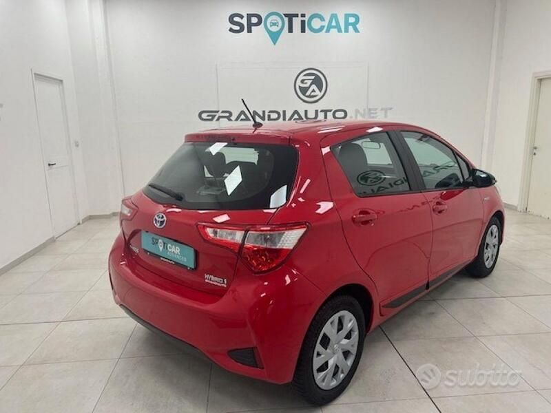 Usata Toyota Yaris Hybrid Lounge 101 CV (74 kW) 2019 Rosso Berlina