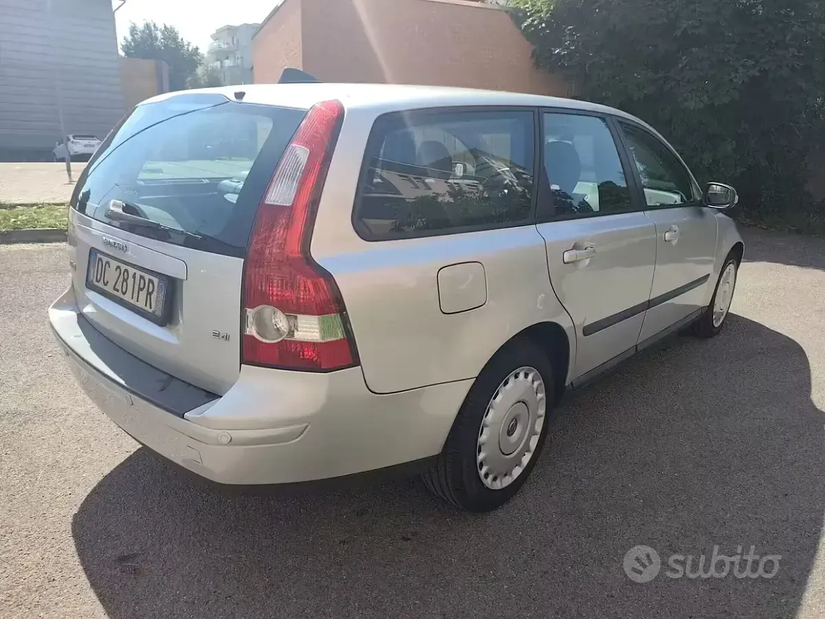 Usata Volvo V50 170 CV (125 kW) 2006 Grigio Station wagon