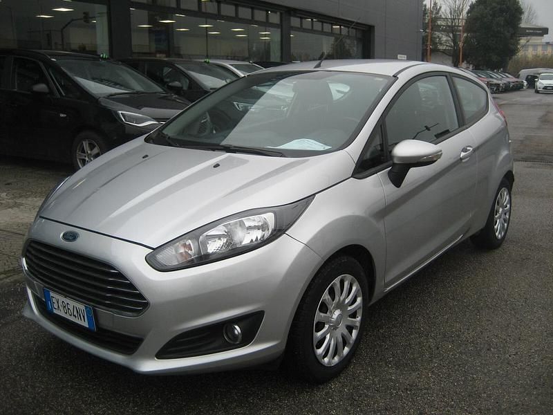 Usata Ford Fiesta 75 CV (55 kW) 2015 Argento Berlina