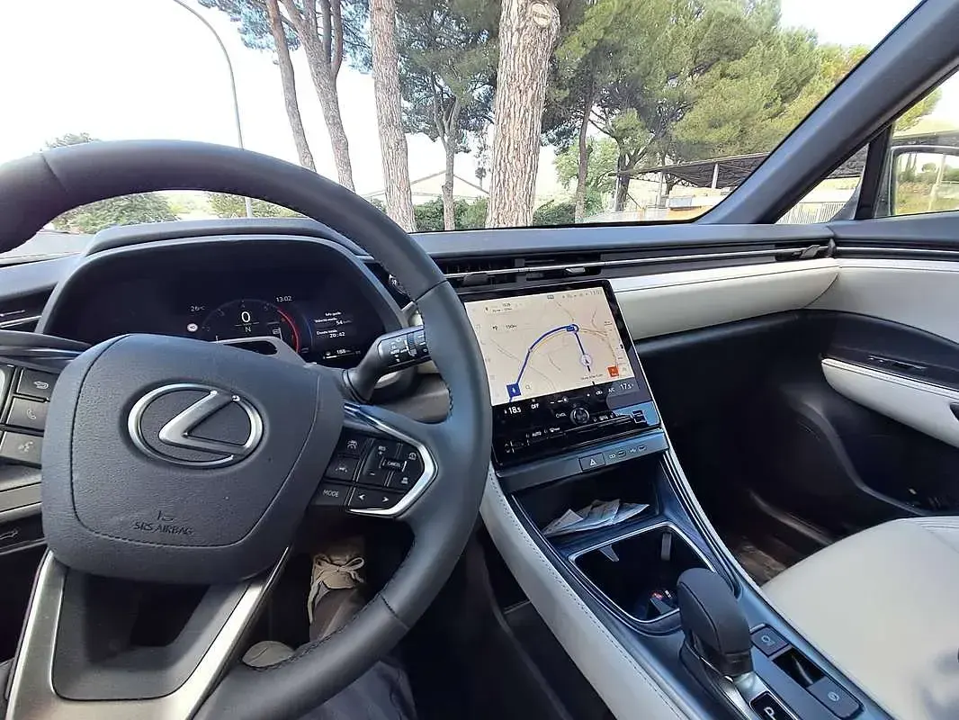 Usata Lexus LBX 91 CV (66 kW) 2025 Argento SUV