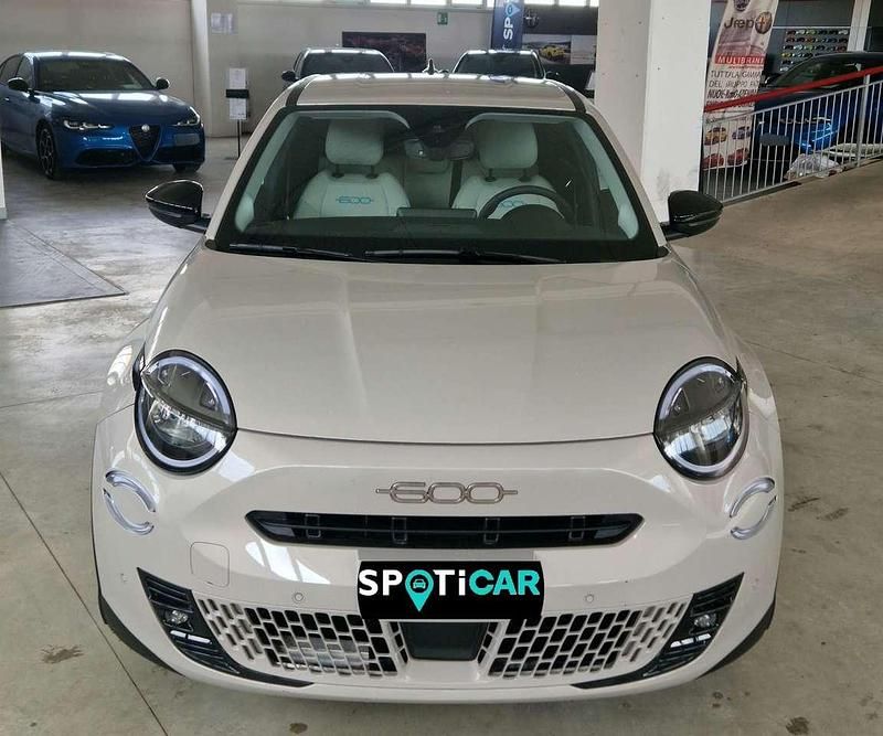 Usata Fiat 600 La Prima 110 CV (80 kW) 2025 Beige SUV