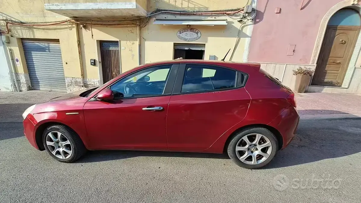 Usata Alfa Romeo Giulietta Progression 105 CV (77 kW) 2012 Rosso Utilitaria