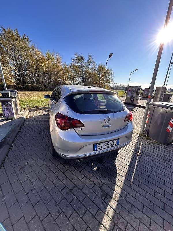Usata Opel Astra Cosmo 140 CV (102 kW) 2014 Grigio Berlina