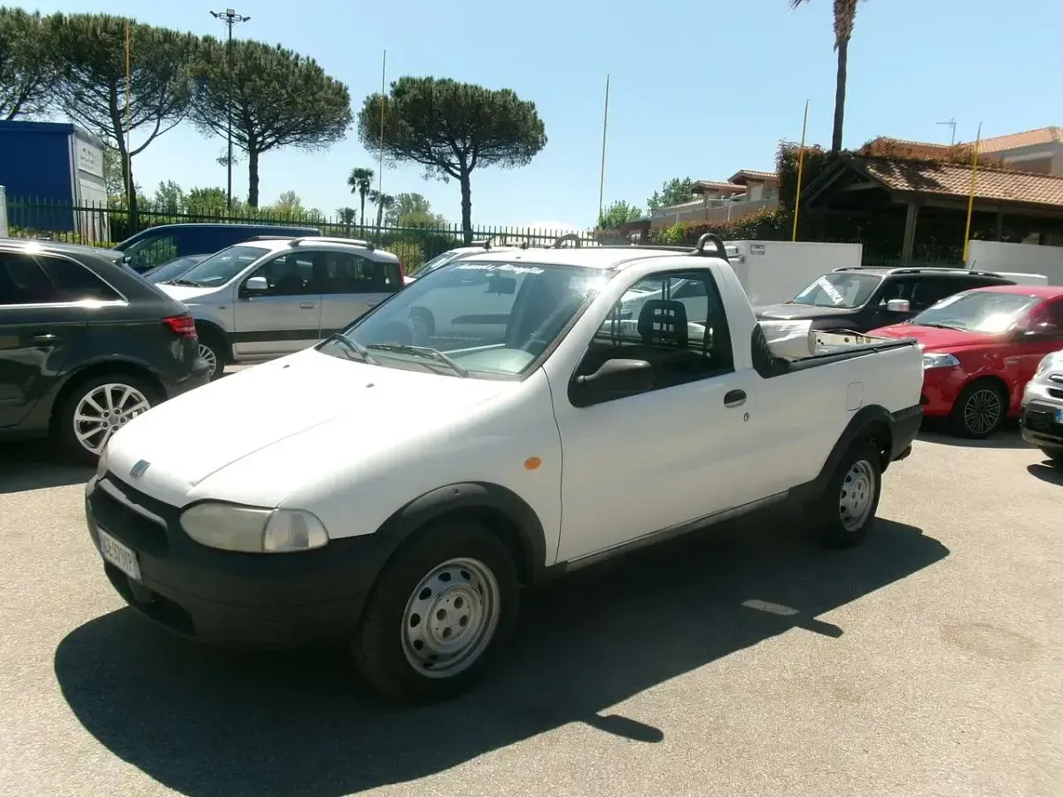 Usata Fiat Strada 63 CV (46 kW) 2003 Bianco Pick-up