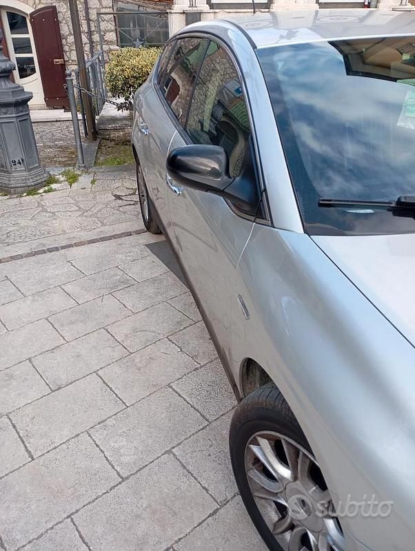 Usata Lancia Delta Silver 120 CV (88 kW) 2012 Grigio Utilitaria