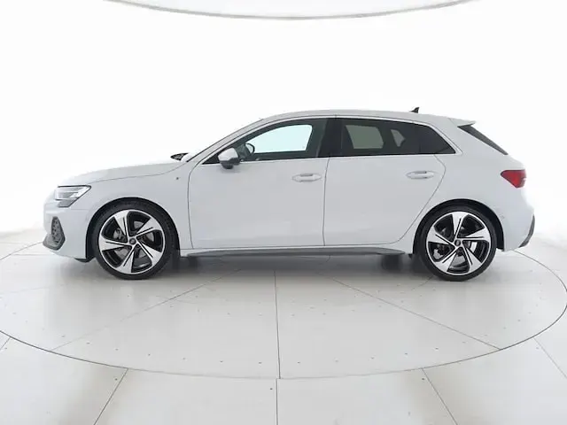 Usata Audi A3 S-Line 150 CV (110 kW) 2025 Bianco ghiacciaio metallizzato Berlina