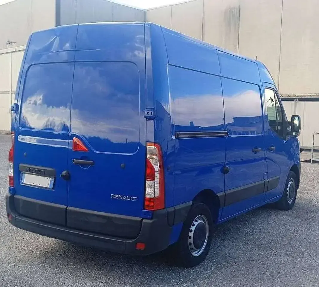 Usata Renault Master 136 CV (100 kW) 2023 Blu/azzurro Monovolume