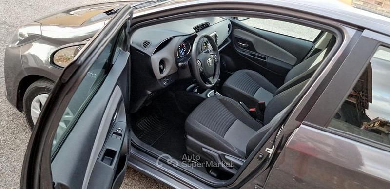 Usata Toyota Yaris Hybrid 73 CV (53 kW) 2018 Gray Utilitaria