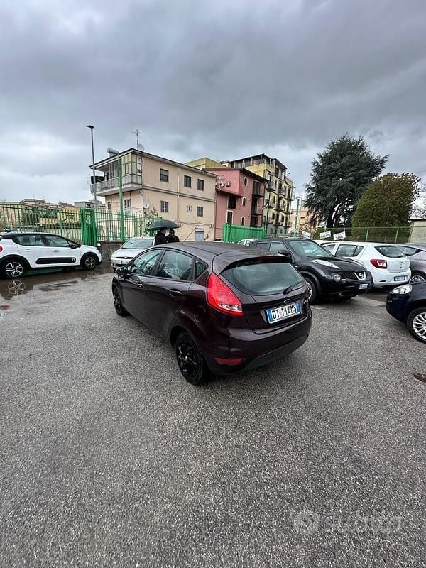 Usata Ford Fiesta Titanium 82 CV (60 kW) 2009 Viola Utilitaria