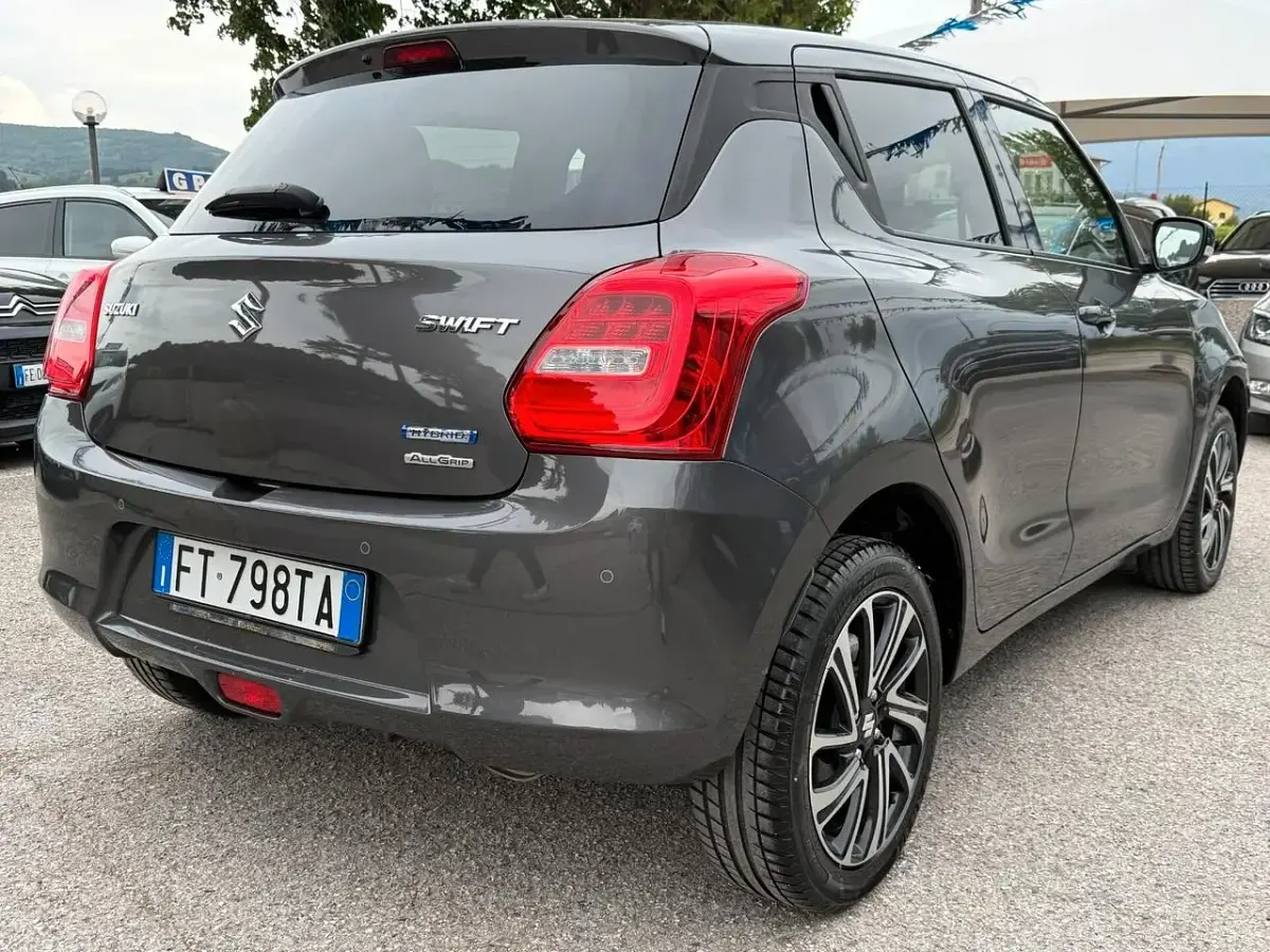 Usado Suzuki Swift 83 CV (61 kW) 2021 Gris Utilitario