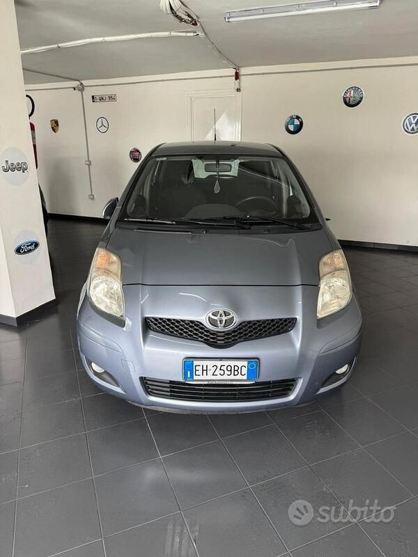 Usata 2011 Toyota Yaris Sol Tre volumi | 3999 € (Buon prezzo) - Immagine 1/4