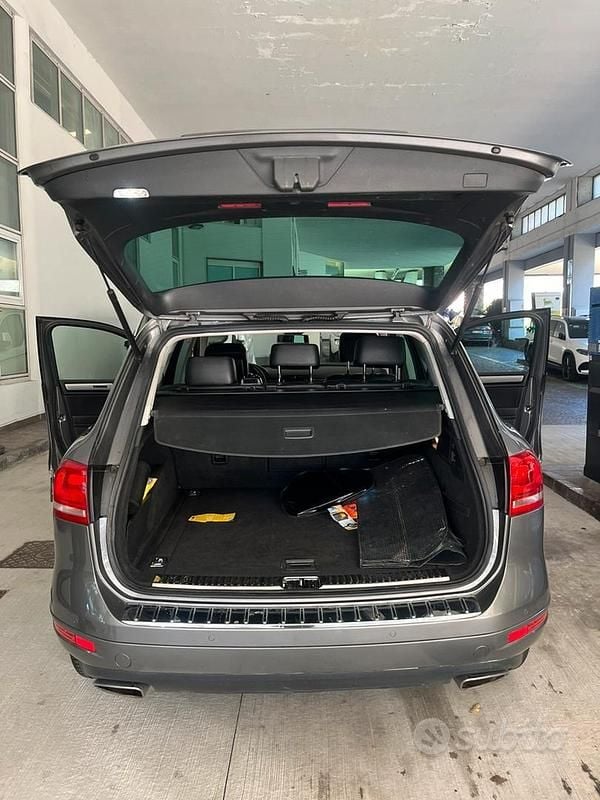 Usata VW Touareg 245 CV (180 kW) 2012 Grigio SUV