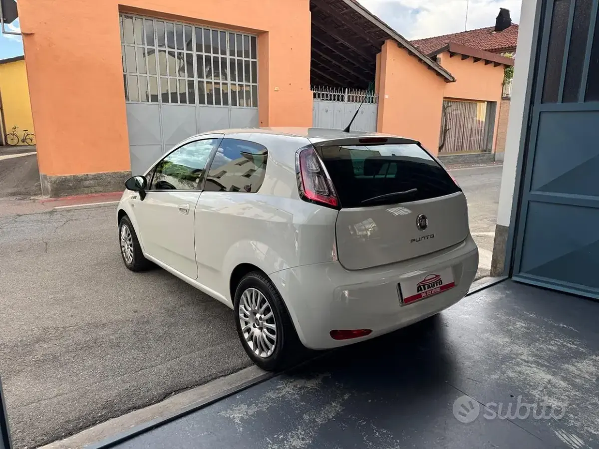 Usata Fiat Punto Young 75 CV (55 kW) 2014 Bianco Utilitaria