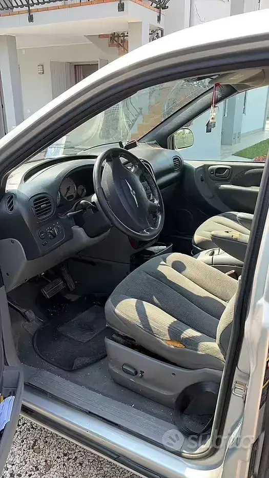 Usata Chrysler Grand Voyager 150 CV (110 kW) 2008 Grigio Monovolume