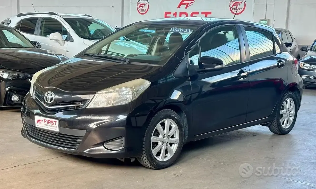 Usata Toyota Yaris Lounge 90 CV (66 kW) 2013 Nero Utilitaria