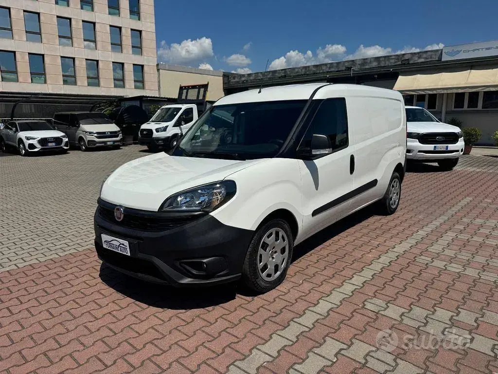 Usata Fiat Doblò Lounge 105 CV (77 kW) 2022 Bianco Monovolume