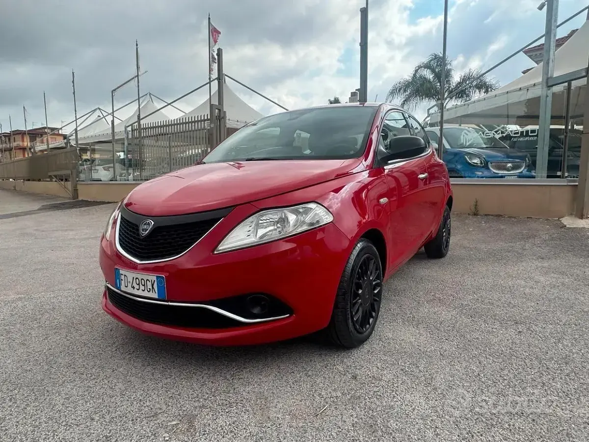Usata Lancia Ypsilon Gold 69 CV (50 kW) 2016 Rosso Utilitaria