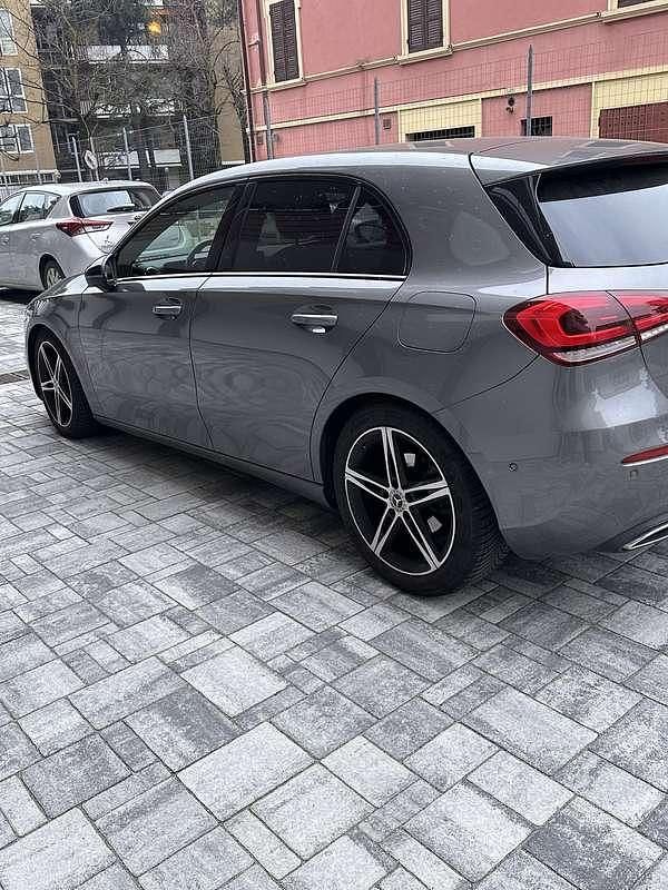 Usata Mercedes A180 116 CV (85 kW) 2019 Grigio Berlina