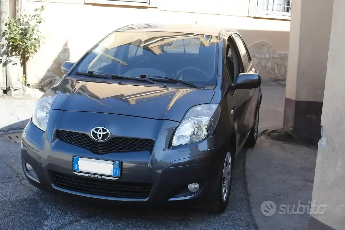 Usata Toyota Yaris Sol 100 CV (73 kW) 2010 Grigio Utilitaria