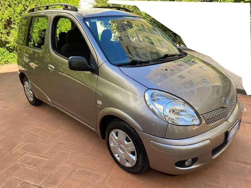 Usata Toyota Yaris Verso Sol 84 CV (61 kW) 2005 Grigio Monovolume