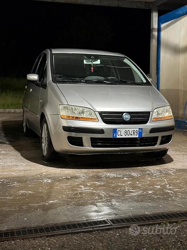 Grigio Usata 2004 Fiat Idea Monovolume | 1200 € (Ottimo prezzo) - Immagine 1/4
