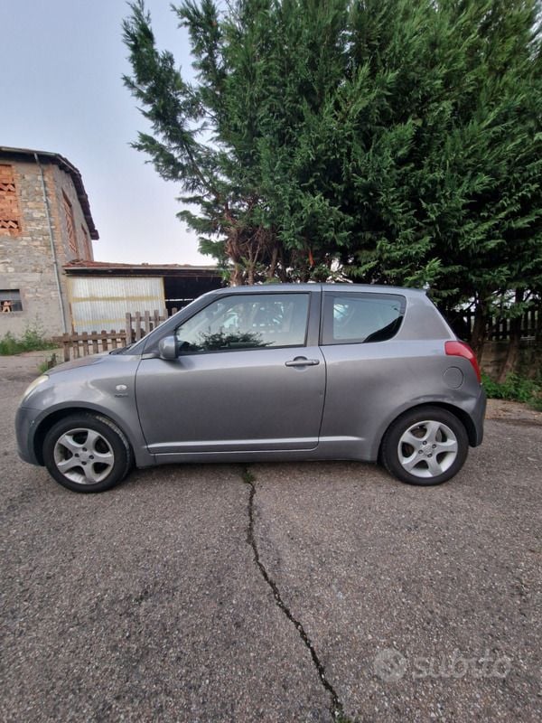 Grigio Usata 2007 Suzuki Swift Due volumi | 2500 € (Ottimo prezzo) - Immagine 1/4