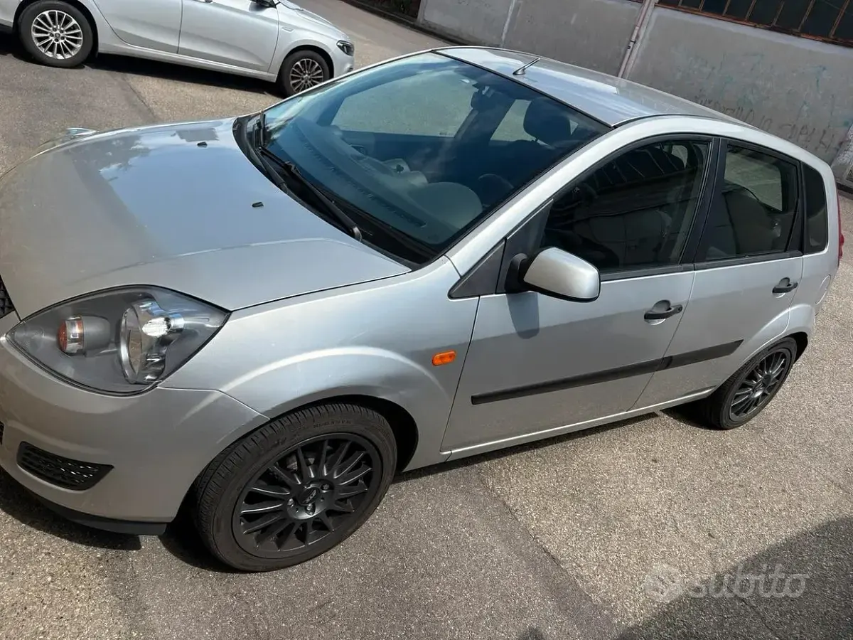 Usata Ford Fiesta 75 CV (55 kW) 2006 Grigio Utilitaria