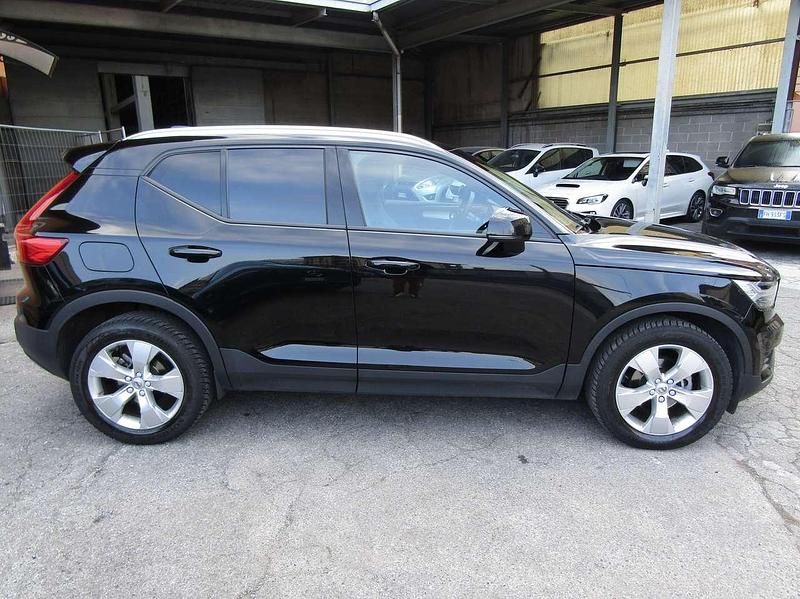 Usata Volvo XC40 Momentum 129 CV (94 kW) 2022 Nero metallizzato SUV