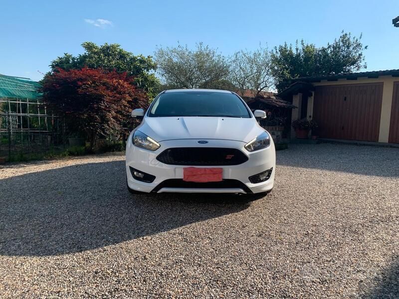 Grigio Usata 2018 Ford Focus Business Edition Tre volumi | 13.000 € (Buon prezzo) - Immagine 1/4