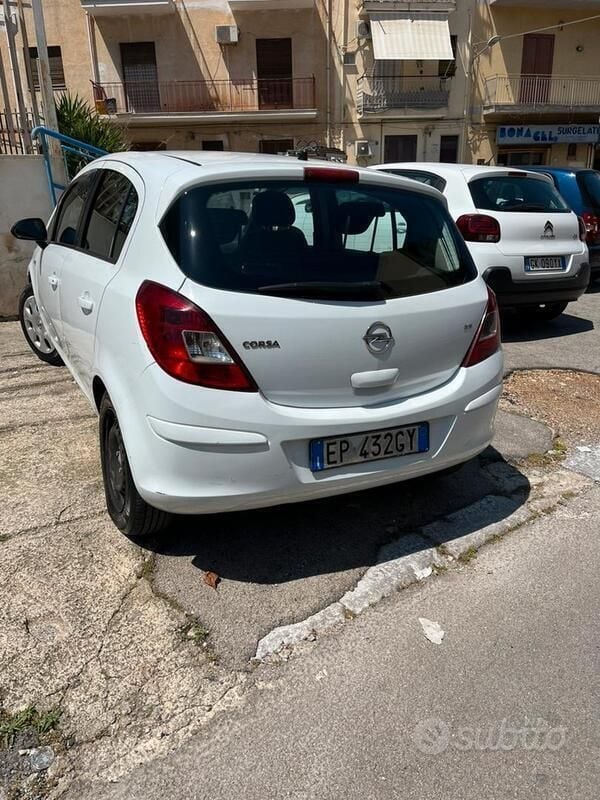 Usata Opel Corsa 85 CV (62 kW) 2012 Bianco Berlina