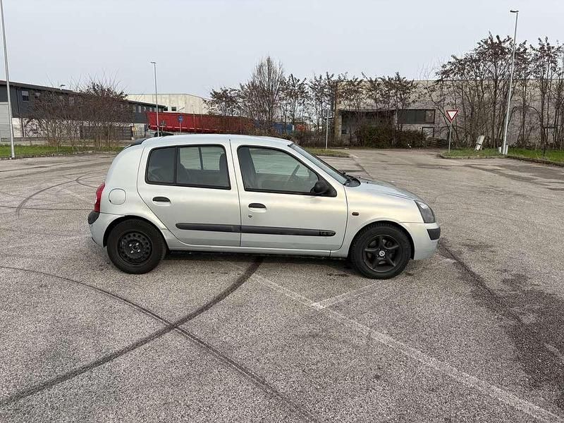 Usata Renault Clio II 98 CV (72 kW) 2002 Berlina