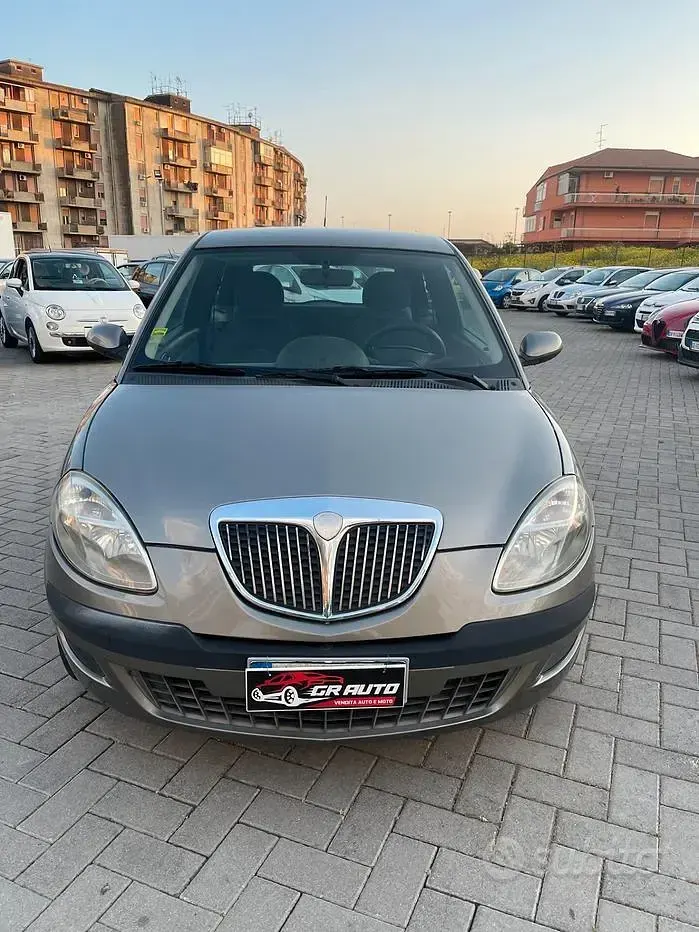 Usata Lancia Ypsilon 70 CV (51 kW) 2004 Marrone Utilitaria