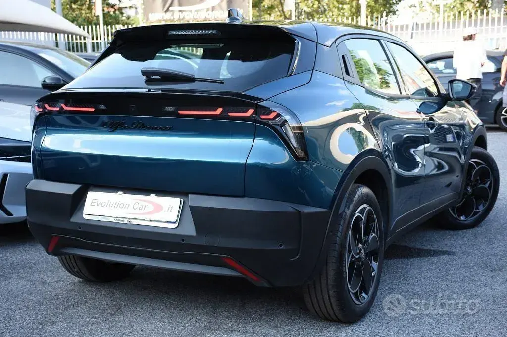 Usata Alfa Romeo Junior 61 kW (84 CV) 2025 Blu metallizzato SUV