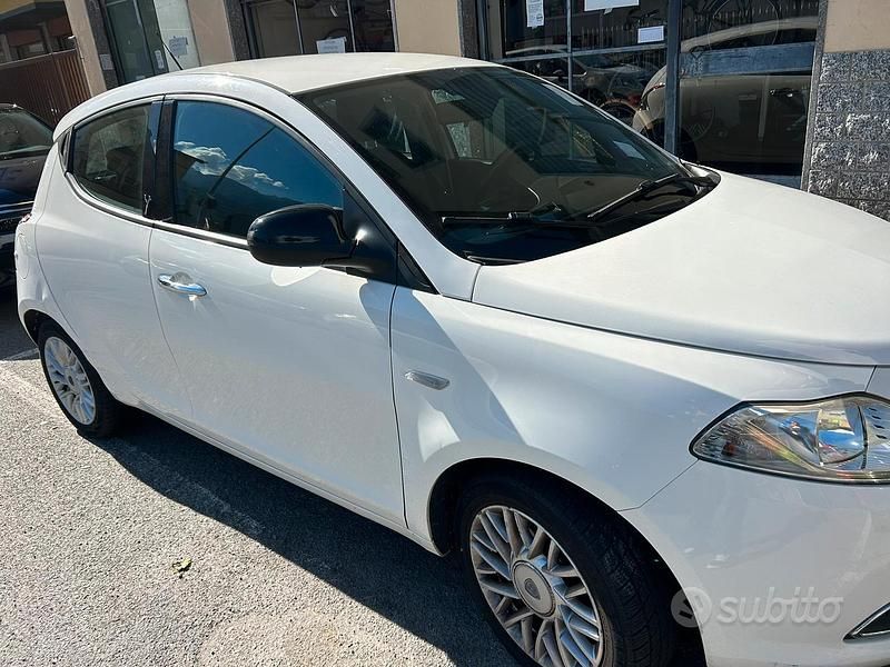 Usata Lancia Ypsilon 69 CV (50 kW) 2014 Bianco Utilitaria