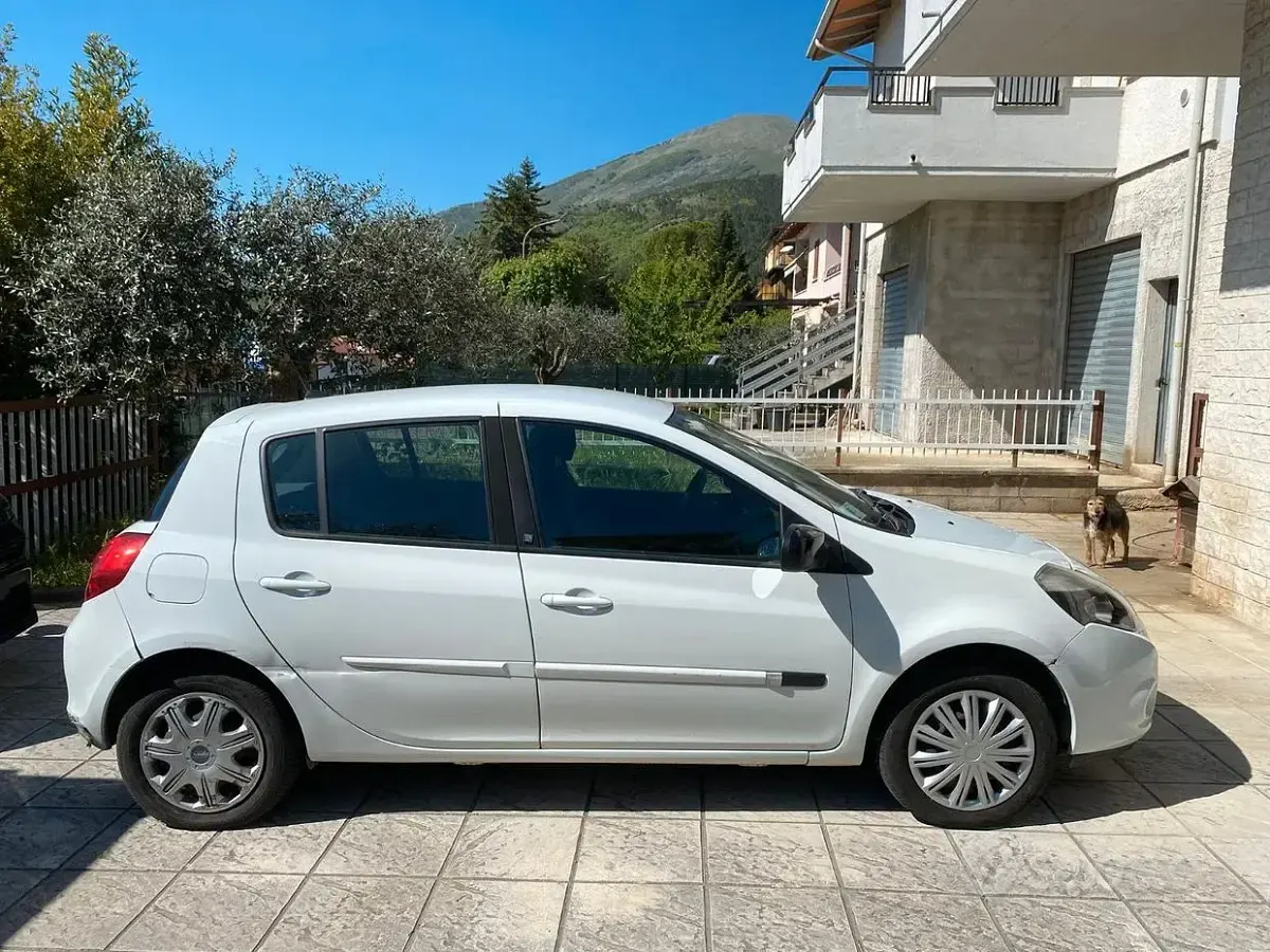 Usata Renault Clio Dynamique 75 CV (55 kW) 2011 Bianco Utilitaria