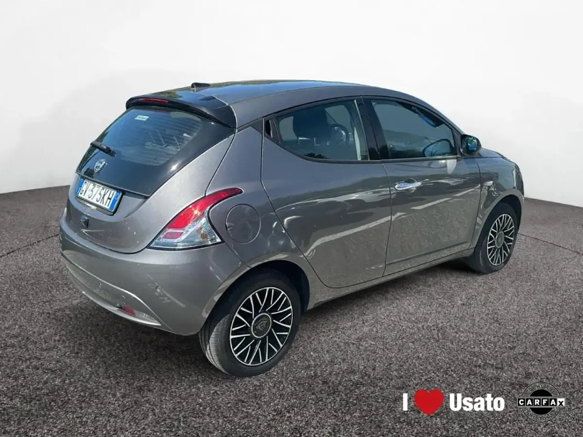Usata Lancia Ypsilon Gold 70 CV (51 kW) 2024 Grigio Utilitaria