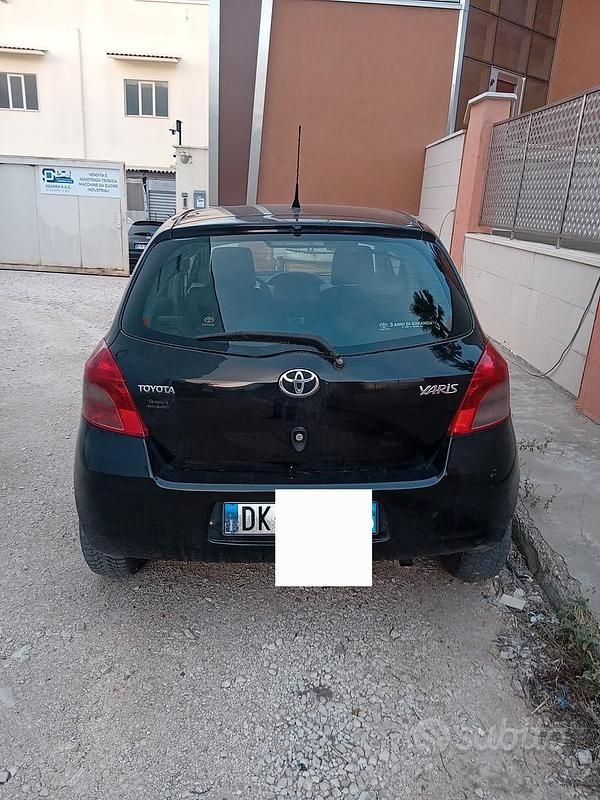 Usata Toyota Yaris 90 CV (66 kW) 2008 Nero Berlina