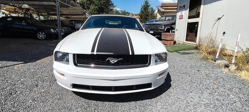 Usata Ford Mustang GT 239 CV (175 kW) 2006 Bianco Cabrio