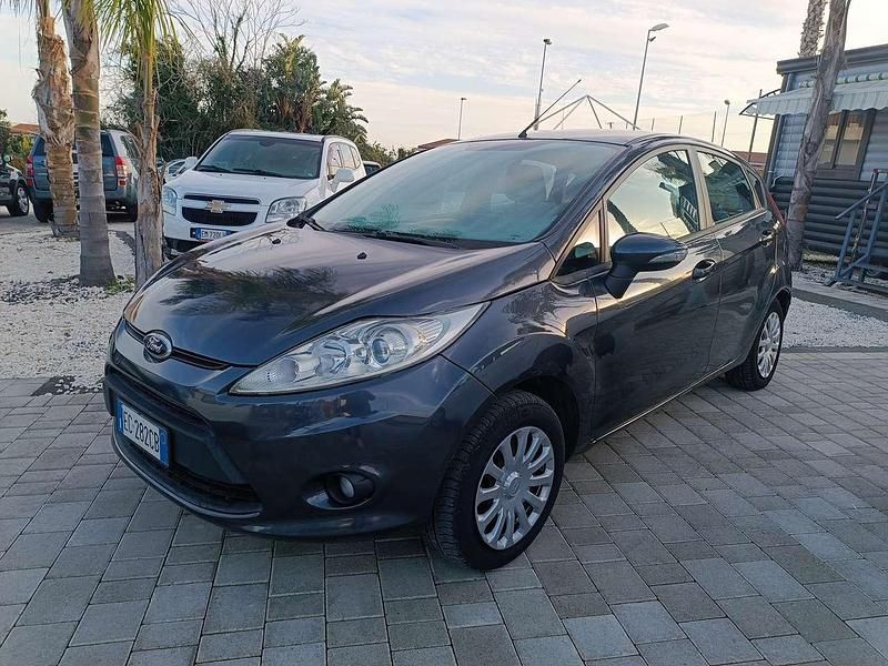Usata Ford Fiesta 92 CV (67 kW) 2010 Grigio Utilitaria