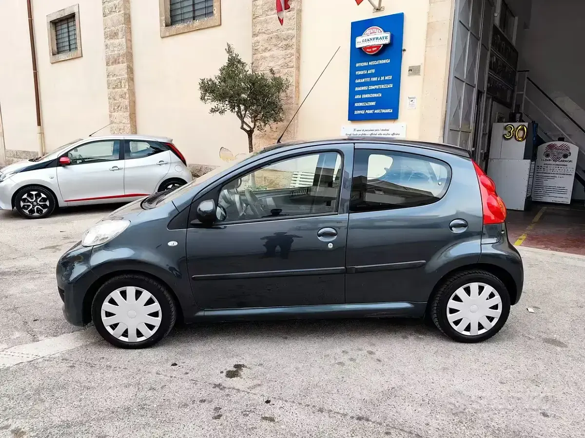 Usata Peugeot 107 Active 68 CV (50 kW) 2011 Grigio Utilitaria