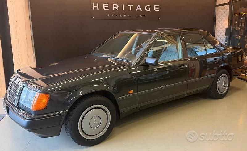 Usata Mercedes E200 122 CV (89 kW) 1987 Grigio Berlina