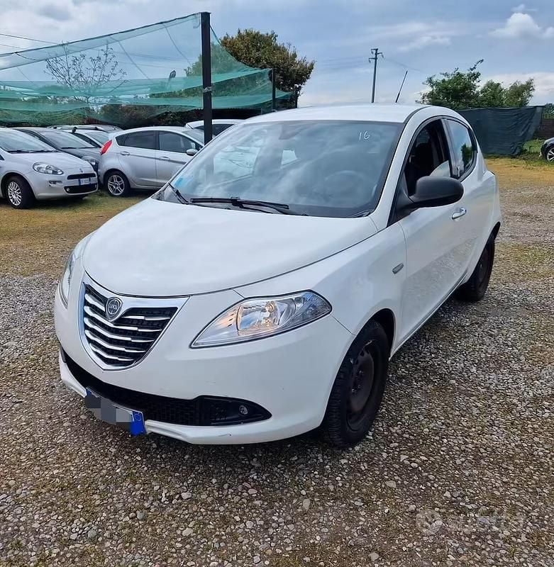 Usata Lancia Ypsilon 69 CV (50 kW) 2014 Bianco Utilitaria