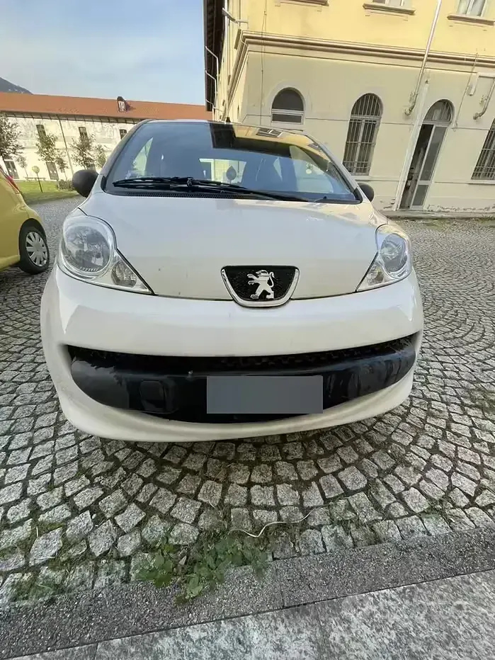 Usata Peugeot 107 68 CV (50 kW) 2006 Bianco Utilitaria