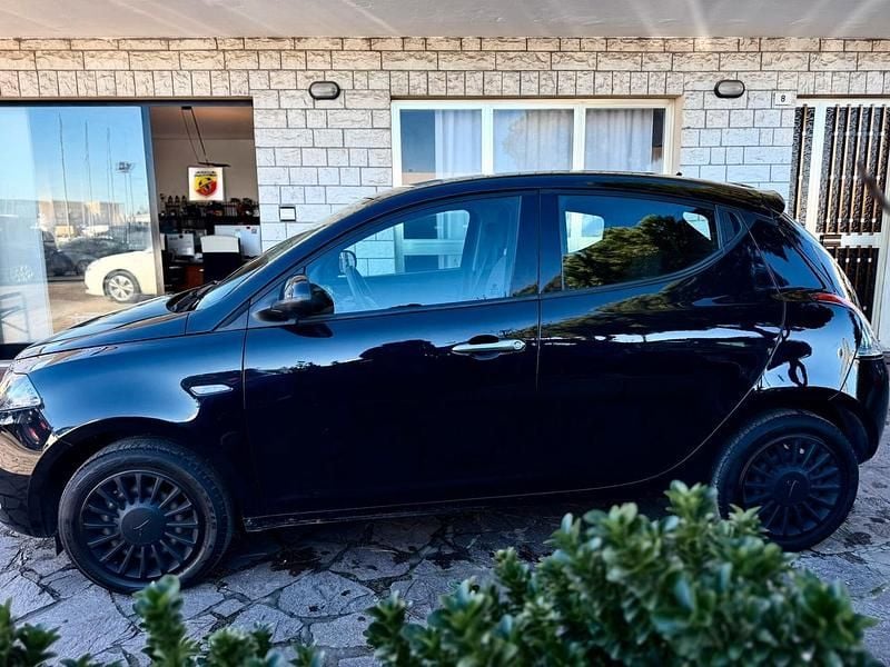 Usata Lancia Ypsilon Silver 69 CV (50 kW) 2022 Nero Utilitaria