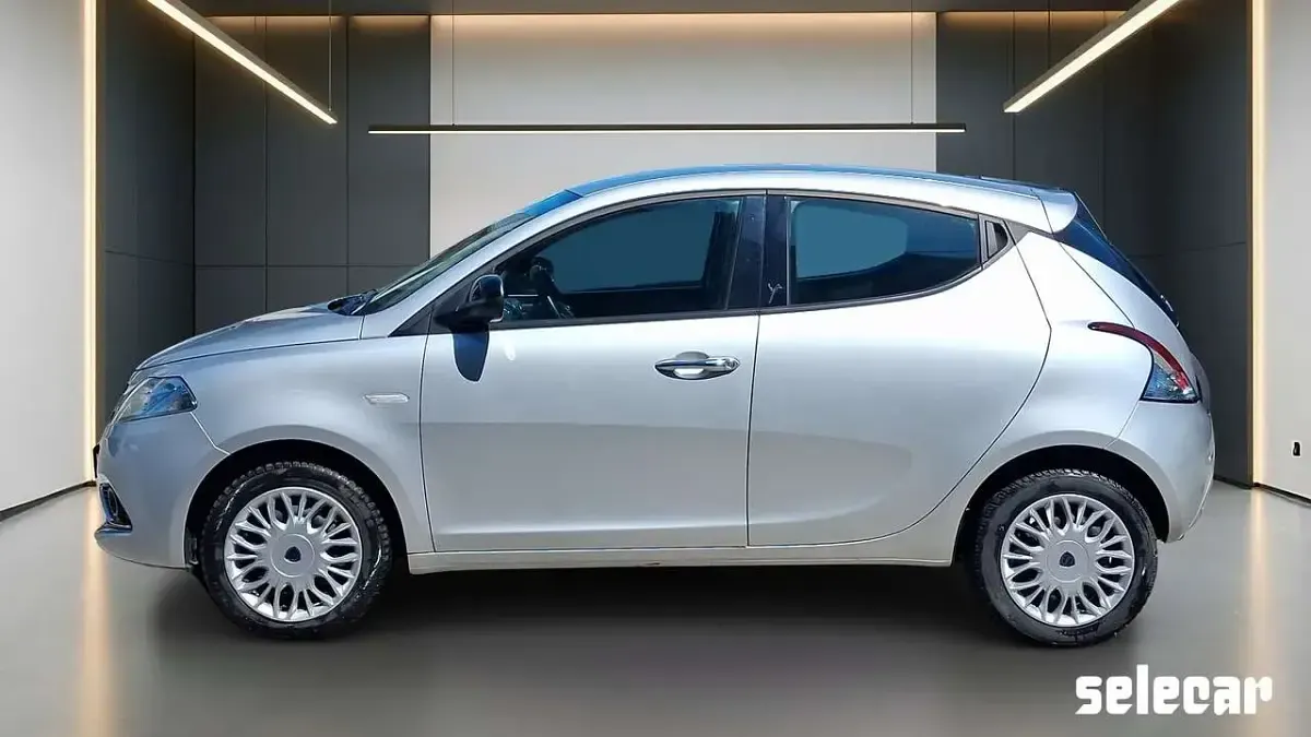 Usata Lancia Ypsilon Gold 95 CV (69 kW) 2017 Argento riflesso Utilitaria