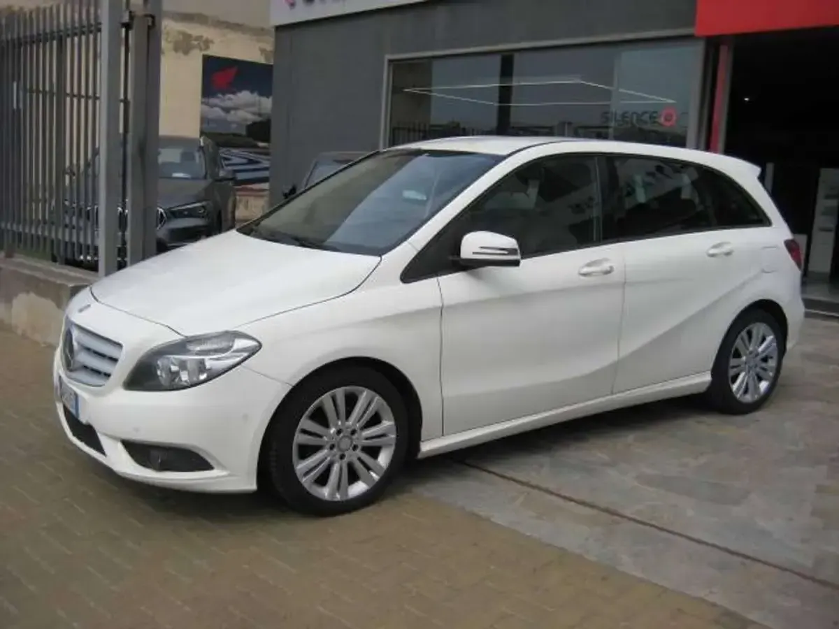 Usata Mercedes B180 Premium 109 CV (80 kW) 2014 Bianco Utilitaria