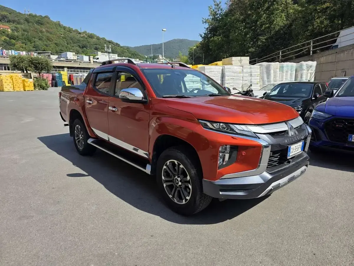 Usata Mitsubishi L200 150 CV (110 kW) 2020 Arancione Pick-up