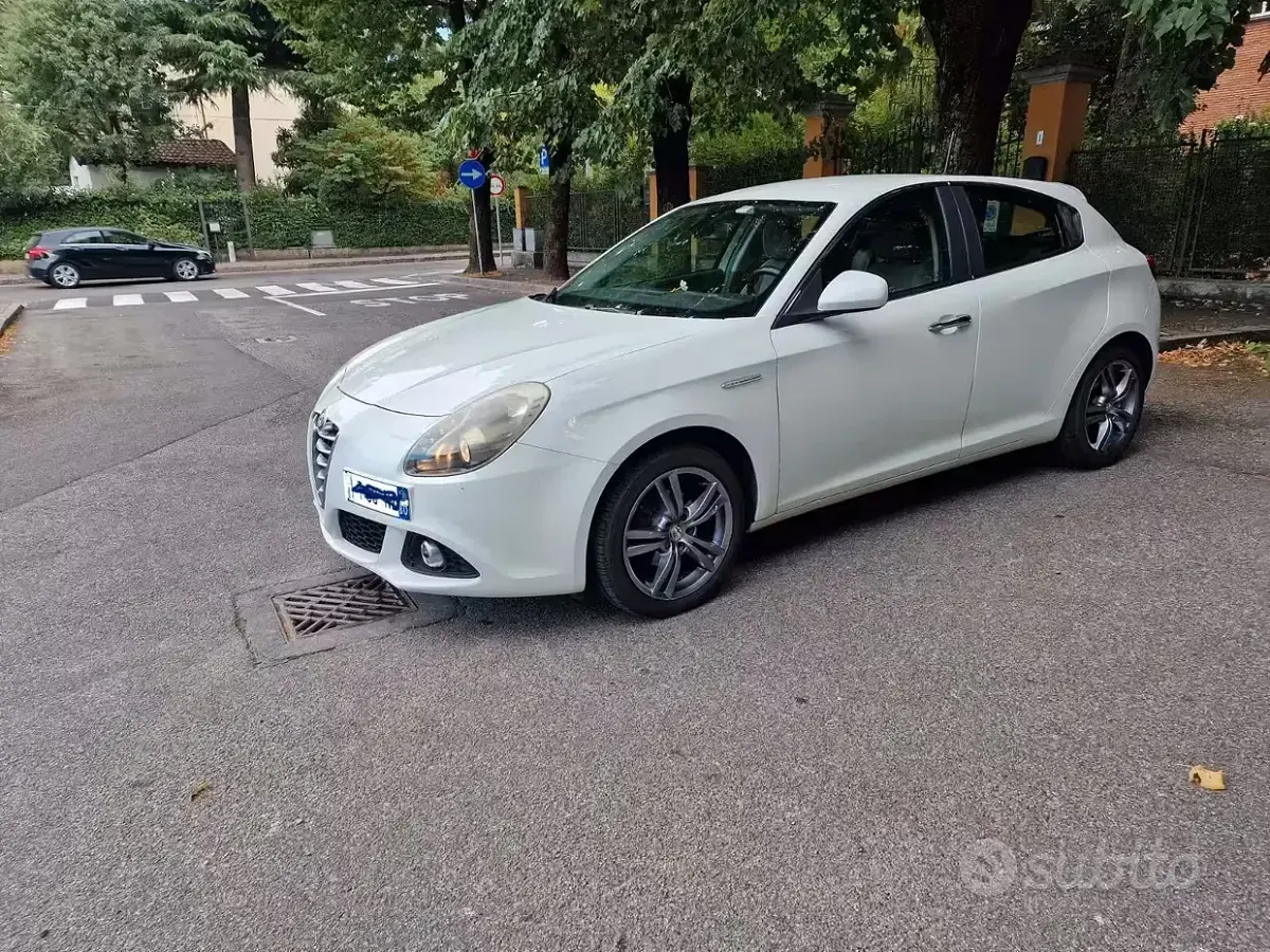 Usata Alfa Romeo Giulietta Distinctive 120 CV (88 kW) 2013 Bianco Utilitaria