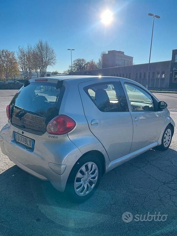 Grigio Usata 2006 Toyota Aygo Due volumi | 2300 € (Ottimo prezzo) - Immagine 1/4